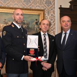 Gianluca Bufardeci (drugi z leve) je v tržaški Mestni hiši prejel občinsko priznanje