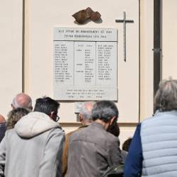 Tabla z imeni žrtev in ostanki ene od bomb