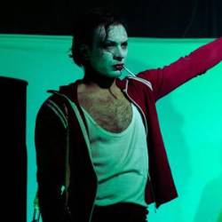 Prizor iz gledališke predstave <i>Karaoke Tomato Ketchup</i>