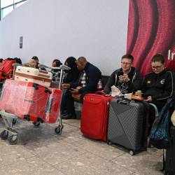 Potniki so na mnogih letališčih zaradi zaostrenih razmer na Bližnjem vzhodu dolgo čakali (ANSA)