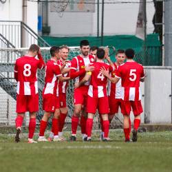 Veselje nogometašev Krasa po zadetku na igrišču Bearzot v Gorici (TIBALDI)