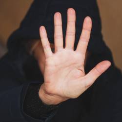 25. november je mednarodni dan za odpravo nasilja nad ženskami (TIBALDI)