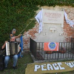Na harmoniko je za mirovnike na openskem strelišču zaigral Aleksander Ipavec