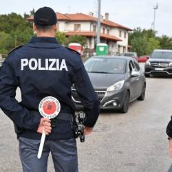 Italijanska policista izvajata kontrolo na meji, fotografija je simbolična (FOTODAMJ@N)