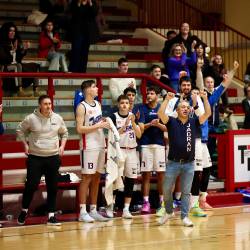 Veselje trenerja Matije Jogana in svojih košarkarjev po zmagi nad Ozzanom (TEDESCHI / FOTODAMJ@N)