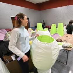 Kontovelsko-proseški pustarji so Kulturni dom na Proseku spremenili v šiviljsko delavnico (FOTODAMJ@N)