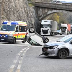Avtomobil znamke Peugeot je prevrnil avto znamke Smart (v ozadju)