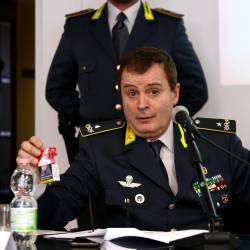 Poveljnik tržaške finančne policije Stefano Commentucci z zavojem ponarejenih cigaret