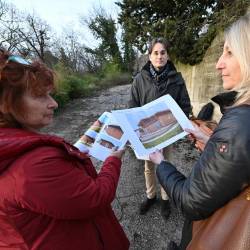 Predsednica zadruge I Girasoli Elisabetta Zor, arhitekt Erik Cernigoi in repentabrska županja Tanja Kosmina z načrtom novih prostorov (FOTODAMJ@N)