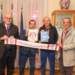 Predstavniki ŠD Juventina iz Štandreža v goriški mestni hiši z županom Rodolfom Ziberno (TIBALDI)