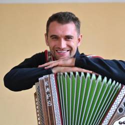 Mitja Tull nastopa v domovih za starejše občane z raznolikim programom, delo s starejšimi mu ugaja (FOTODAMJ@N)