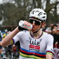 Tadej Pogačar med današnjo dirko (ANSA)