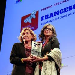Predsednica fundacije Daniela Luchetta (levo) ob podelitvi lanske posebne nagrade Francesci Albanese, ki je bila deležna kritik desne sredine (Tedeschi/FotoDamj@n)