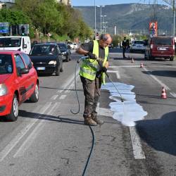 Vozilo je spolzek madež pustilo za sabo na križišču med ulicama Flavia in Brigata Casale
