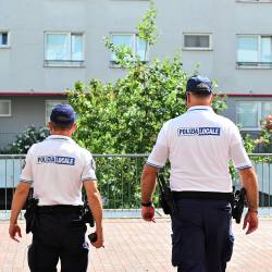 Lokalni policisti so roparja, ki je tudi ukradel motorno kolo, odvedli v koronejski zapor