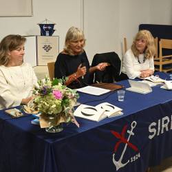 Z leve Nadia Roncelli, Marija Kostnapfel in Vilma Purič v prostorih TPK Sirena