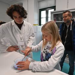 3D tiskalniki, robotska roka, razne snovi in drugi šolski pripomočki so bili na razpolago za demonstracije in eksperimente (FOTODAMJ@N)