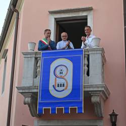 Župan Igor Gabrovec, župnik Karel Bolčina in predsednik Sokola Pavel Vidoni z novim praporom (FOTODAMJ@N)
