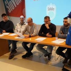 Skupni sporazum so vsi slovenski odbojkarski klubi v Italiji podpisali v goriškem Trgovskem domu (BUMBACA)
