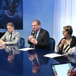 Z leve predsednik stranke Slovenska skupnost Damijan Terpin, deželni svetnik Marko Pisani in deželna tajnica stranke Fulvia Premolin