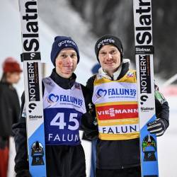 Domen Prevc (levo) in Anže Lanišek v rumeni majici vodilnega v svetovnem pokalu (ANSA)