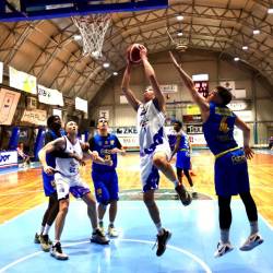 Bor Radenka (v belih dresi) je po prvem polčasu vodil s 14 točkami naskoka (TEDESCHI/FOTODAMJ@N)