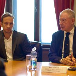 Predsednik deželne vlade Massimiliano Fedriga in minister Adolfo Urso na tržaškem sestanku (mimit.gov.it)