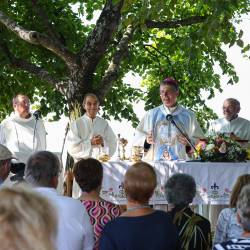 Tradicionalna maša ob velikem šmarnu na arhivskem posnetku