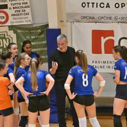 Odbojkarice Zaleta U18 med minuto odmora (FOTODAMJ@N)