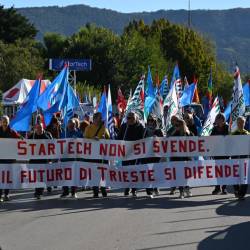 Množica v podporo delavcem tovarne Startech