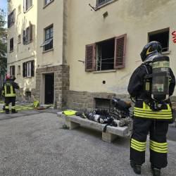 Gasilci pred stanovanjsko hišo na Greti, v kateri je zagorelo (GASILCI)
