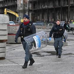 Policista s protizgrednima ščitoma v Starem pristanišču v Trstu (FOTODAMJ@N)