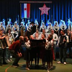 Slavje v zgoniški telovadnici je okronala rojstnodnevna torta