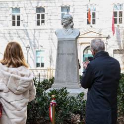 Odkritje prenovljenega kipa Attilia Hortisa na istoimenskem trgu