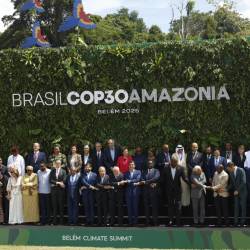 Predstavniki držav ter drugi udeleženci vrha COP30 na skupinski fotografiji v Belému (ANSA)
