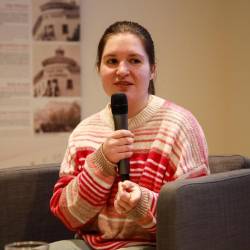 Mojca Petaros na srečanju Primorci beremo v Gorici (TIBALDI)