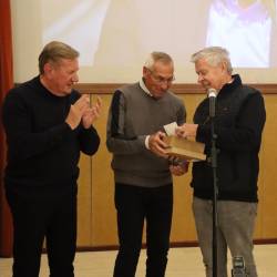 Ravnatelj Kulturnega doma v Gorici Igor Komel je podelil posebno priznanje trenerju Edyju Reji (JAN KOMEL)