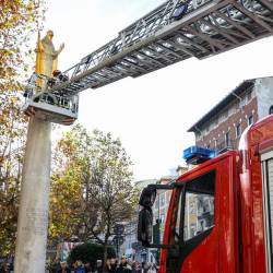 Gasilci so na pozlačen Marijin kip z avtolestvijo obesili venec belega cvetja