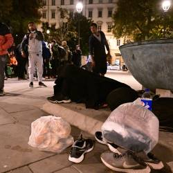 Migranti se že leta vsak večer zbirajo na trgu pred tržaško železniško postajo, kjer dobijo pomoč