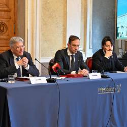 Deželni glavar Peter Kaiser (na levi), ob njem Massimiliano Fedriga in Alberto Stefani