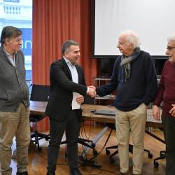 Izročitev donacije v prostorih Novinarskega krožka, z leve Michele Carrarp, Stefano Bardari, predsednik sindikata Assostampa Carlo Muscatello in Luciano Santin (FOTODAMJ@N)