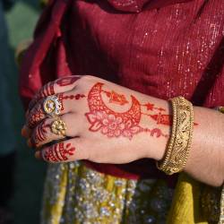 Ženske in dekleta si ob bajramu, prazniku ob koncu ramazana, s heno okrasijo zapestja