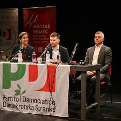 Z leve Annalisa Corrado, Štefan Čok in Matjaž Nemec na srečanju v Trstu (FOTODAMJ@N)