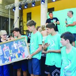 Majda Mozetič z vnuki ob zaključku letošnje, 40. Soške regate (SILVAN PITTOLI)