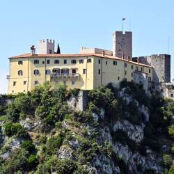 Pogled z morja na Devinski grad