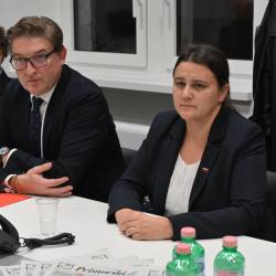Suzana Lep Šimenko med obiskom redakcije Primorskega dnevnika jeseni leta 2023, ob njej generalni konzul RS v Trstu Gregor Šuc