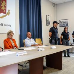 Dogovor sta na sedežu kvesture podpisala generalni direktor Asugija Antonio Poggiana in šefica centra za kibernetsko varnost FJK Michela Sambuchi