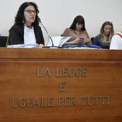 Sodnica Paola Roja med narokom v sojenju za umor Giulia Regenija (ANSA)