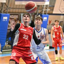 Dvoboj med Erikom Gustinom (levo) in Borovim centrom Danielom Maurelom (FOTODAMJ@N)