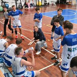 Minuta odmora Kontovelovih košarkarjev s trenerjem Francescom Pericem (FOTODAMJ@N)